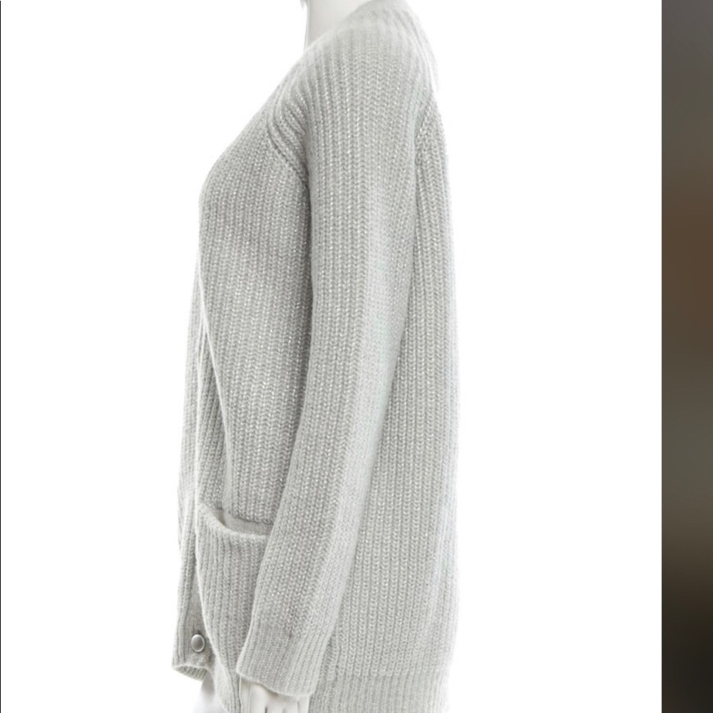 Cardigan grey color

Clothing Size: M - Picture 2 of 3